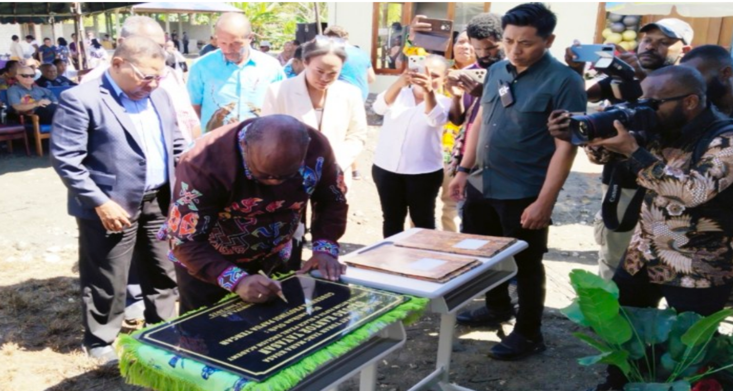 GUBERNUR MEKI NAWIPA RESMIKAN YAYASAN MUTIARA HITAM DAN LUNCURKAN PROGRAM BLACK PEARL ENGLISH ACADEMY DI PAPUA TENGAH